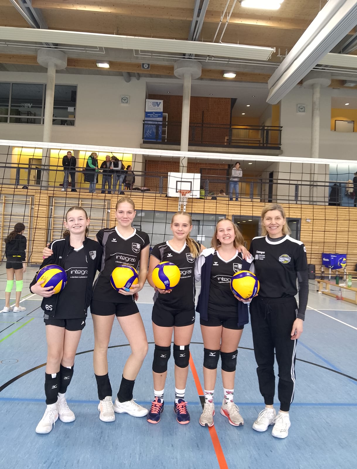 Gruppenbild der U14 Volleyball Mädchen Mannschaft: (Von Links) Emma Schmid, Ewa Schelhammer, Sophia Bartl, Felipa Bischof, Trainerin Aušra Neuffer Gruppenbild der U14 Volleyball Mädchen Mannschaft: (Von Links) Emma Schmid, Ewa Schelhammer, Sophia Bartl, Felipa Bischof, Trainerin Aušra Neuffer