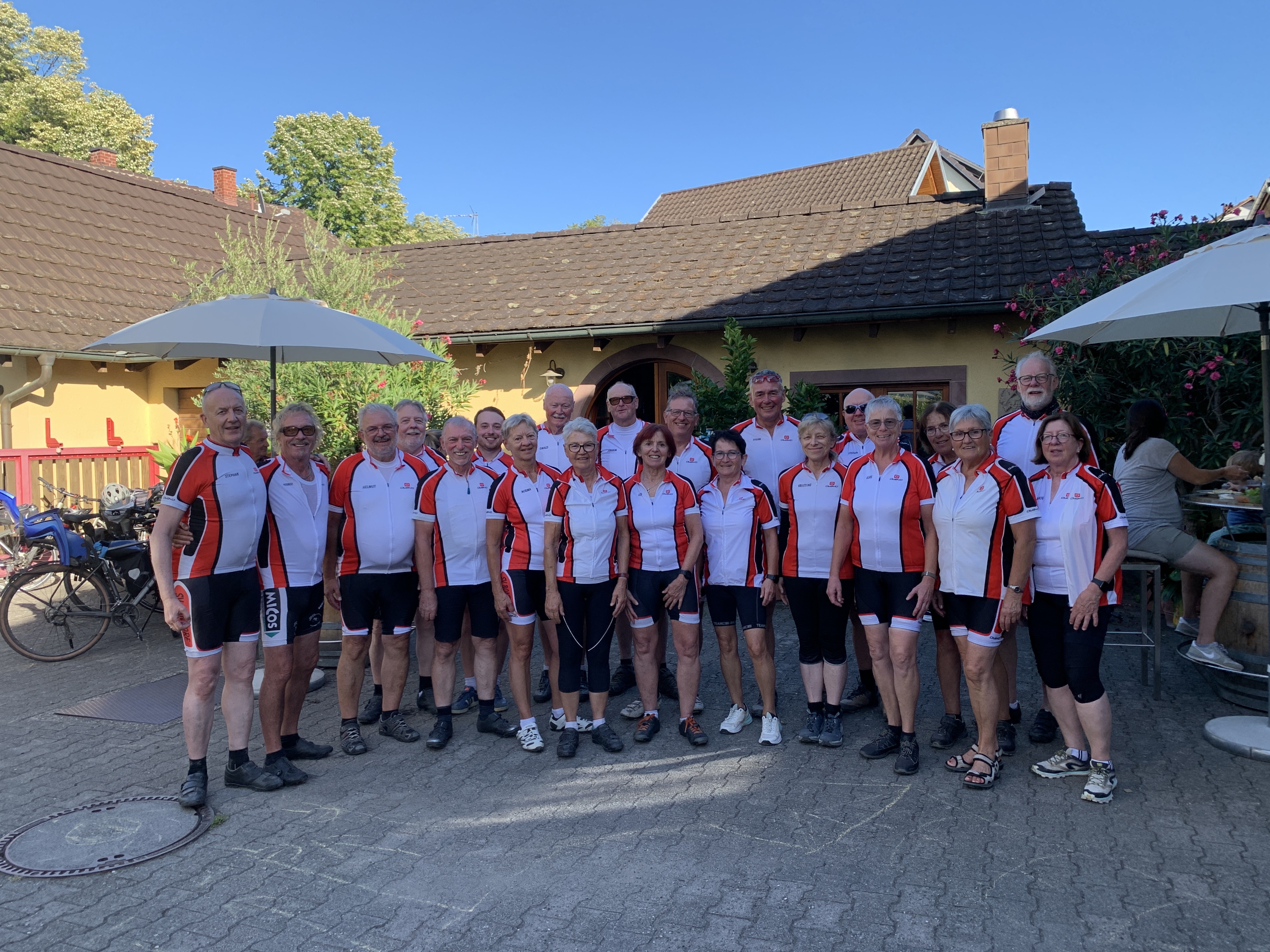Gruppenfoto mit den Teilnehmern am Radler-Weekend in Heitersheim 2026 Gruppenfoto mit den Teilnehmern am Radler-Weekend in Heitersheim 2026
