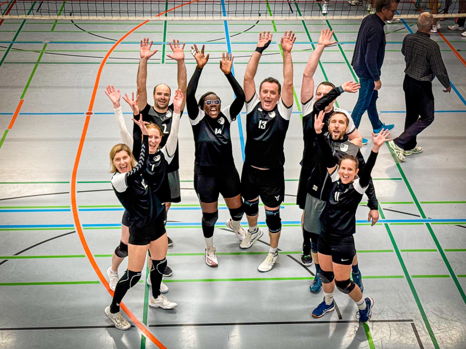 Jubel nach gewonnenem Spiel der ersten Mannschaft Jubel nach gewonnenem Spiel der ersten Mannschaft