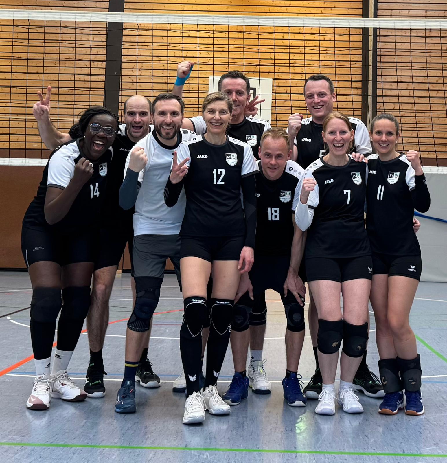 Mannschaftsfoto der SVBondorf 1 Volleyballer:innen nach einem erfolgreichen Spieltag