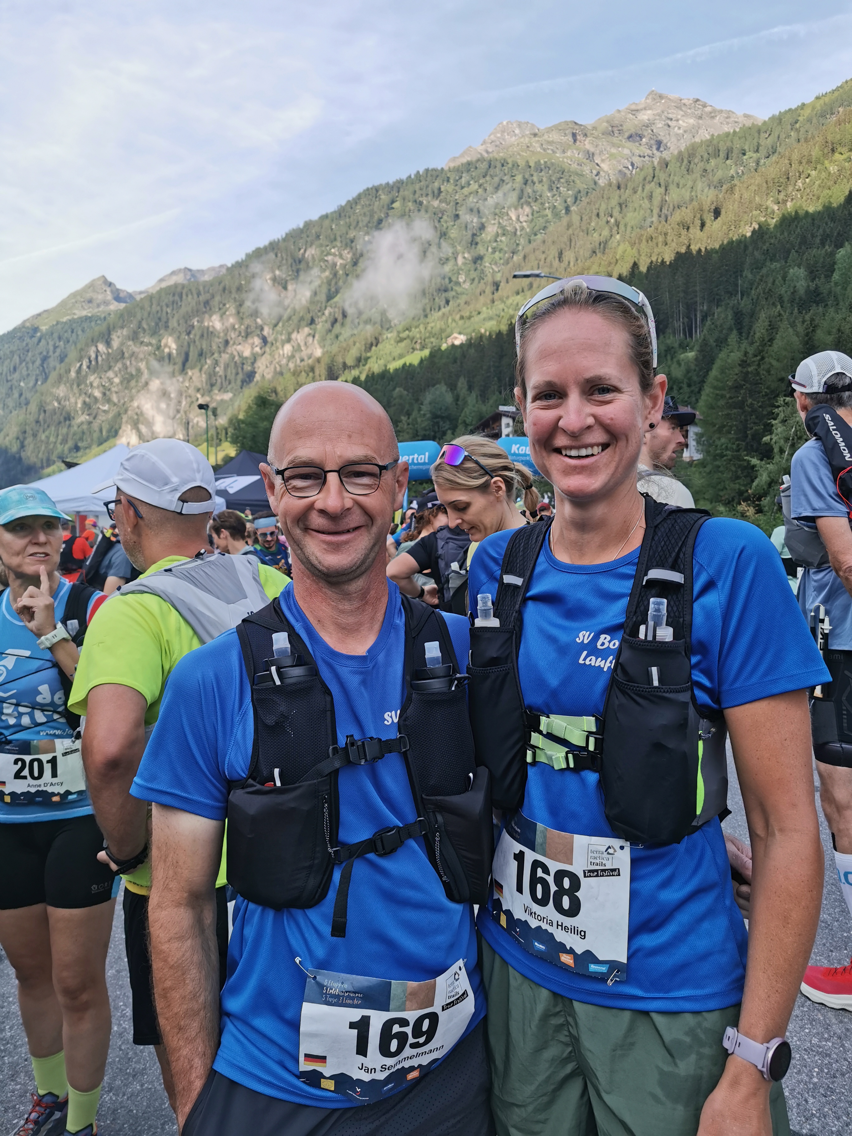 Das Bild zeigt Jan und Vicky vor dem Start der ersten Etappe.
